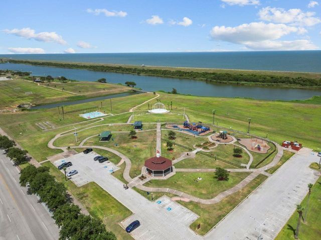 2 11th Avenue N, Texas City, TX 77590