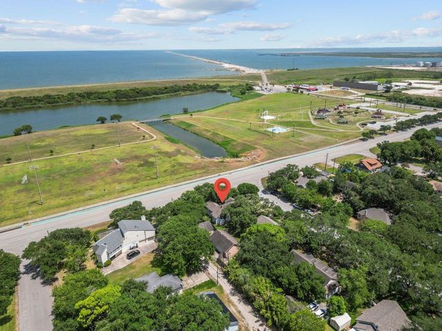2 11th Avenue N, Texas City, TX 77590