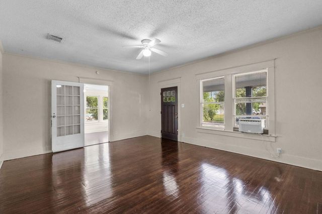 2 11th Avenue N, Texas City, TX 77590