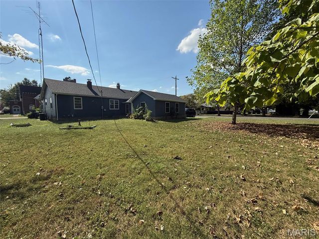 103 E Maple Street, Brownstown, IL 62418