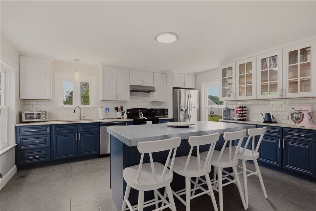 226 Turnpike Avenue, Portsmouth, RI 02871