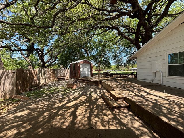207 Granbury Court, Granbury, TX 76049