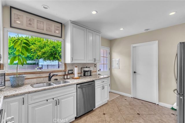 3295 Las Lunas, Pasadena, CA 91107