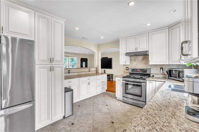 3295 Las Lunas, Pasadena, CA 91107