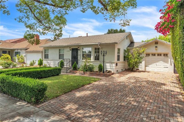 3295 Las Lunas, Pasadena, CA 91107
