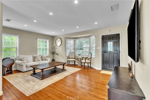 3295 Las Lunas, Pasadena, CA 91107