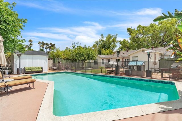 3295 Las Lunas, Pasadena, CA 91107