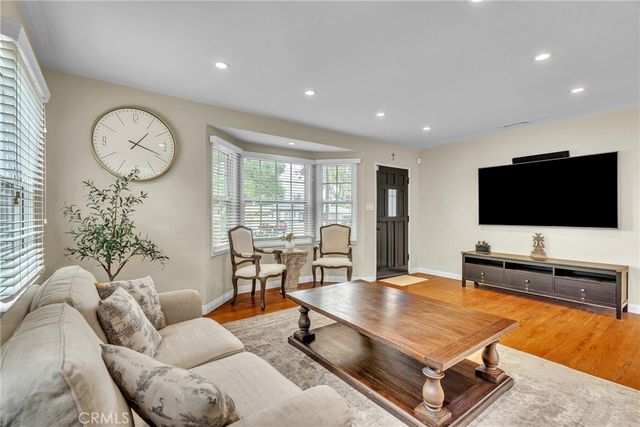 3295 Las Lunas, Pasadena, CA 91107