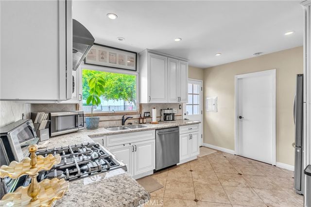 3295 Las Lunas, Pasadena, CA 91107