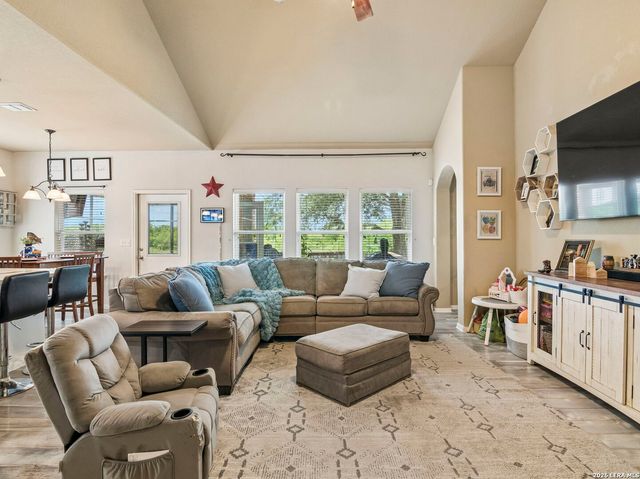 212 Bison Ln, Cibolo, TX 78108
