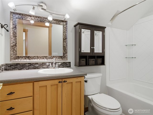 5018 Pleasant Glade Road NE, Olympia, WA 98516