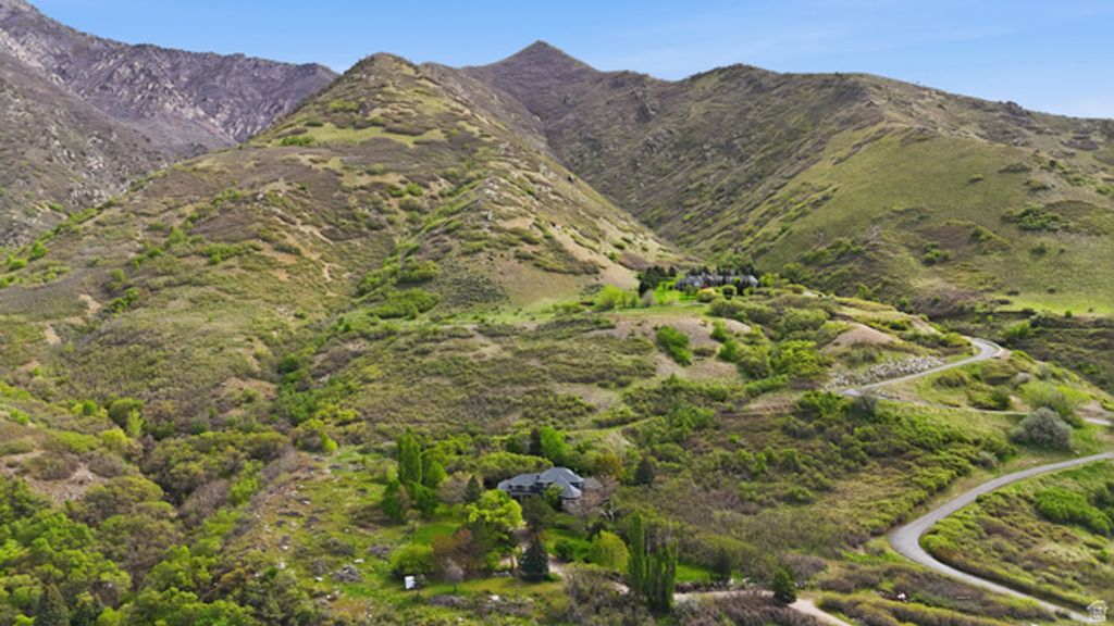 Image 2 of property listing at 6464 BYBEE DR, Ogden, UT 84403