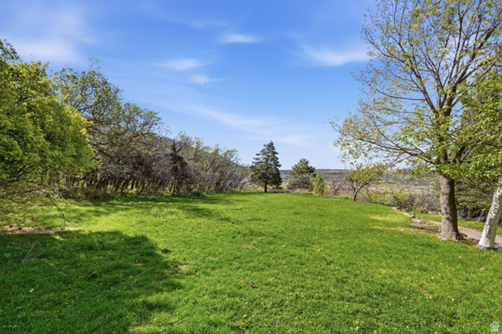 Image 11 of property listing at 6464 BYBEE DR, Ogden, UT 84403