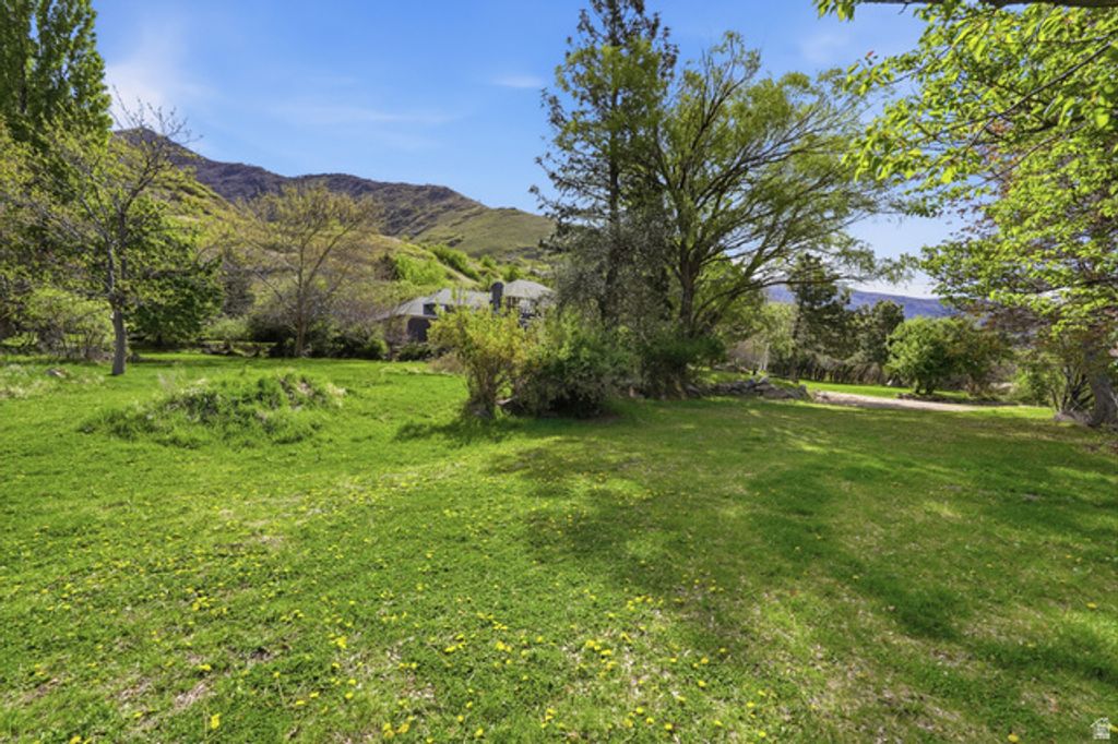 Image 13 of property listing at 6464 BYBEE DR, Ogden, UT 84403