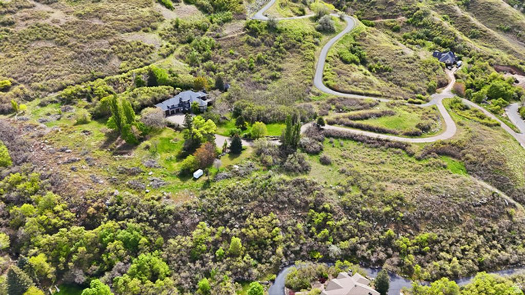Image 4 of property listing at 6464 BYBEE DR, Ogden, UT 84403