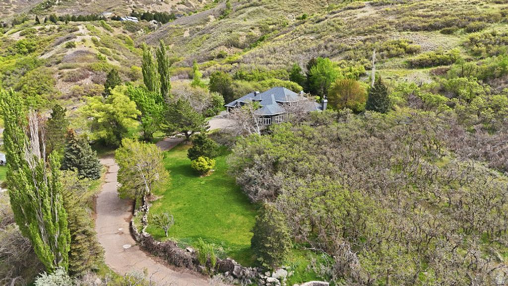 Image 6 of property listing at 6464 BYBEE DR, Ogden, UT 84403