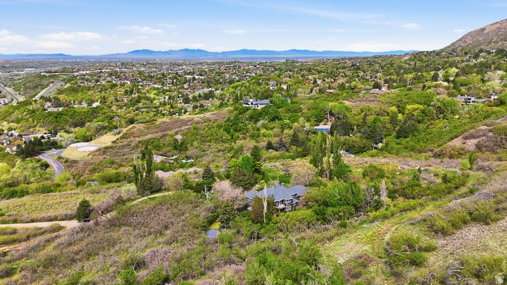 Image 7 of property listing at 6464 BYBEE DR, Ogden, UT 84403