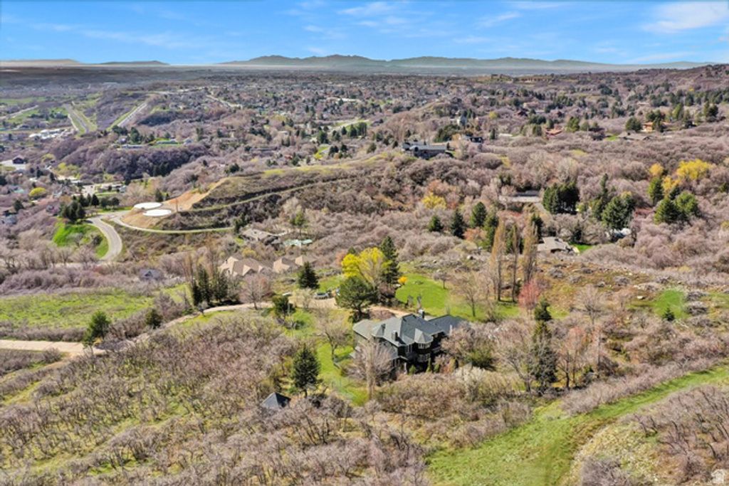 Image 8 of property listing at 6464 BYBEE DR, Ogden, UT 84403