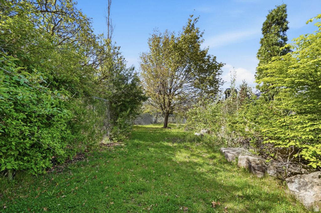 Image 10 of property listing at 6464 BYBEE DR, Ogden, UT 84403