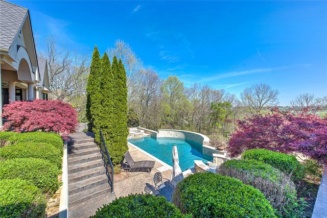900 Beau Chalet Drive, Bentonville, AR 72713