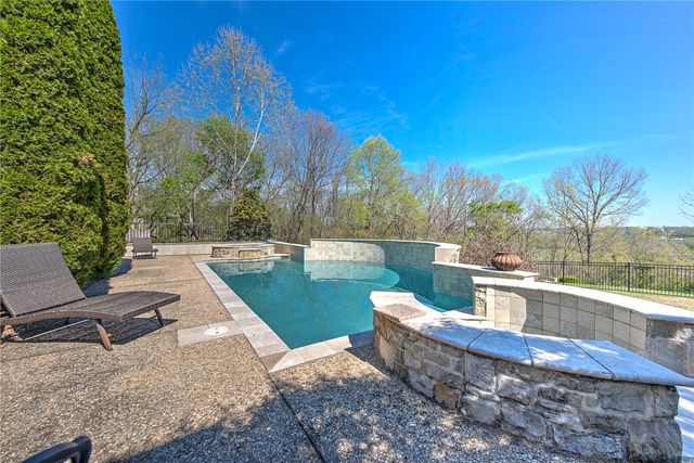 900 Beau Chalet Drive, Bentonville, AR 72713