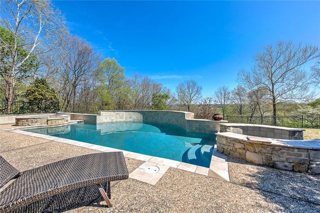 900 Beau Chalet Drive, Bentonville, AR 72713