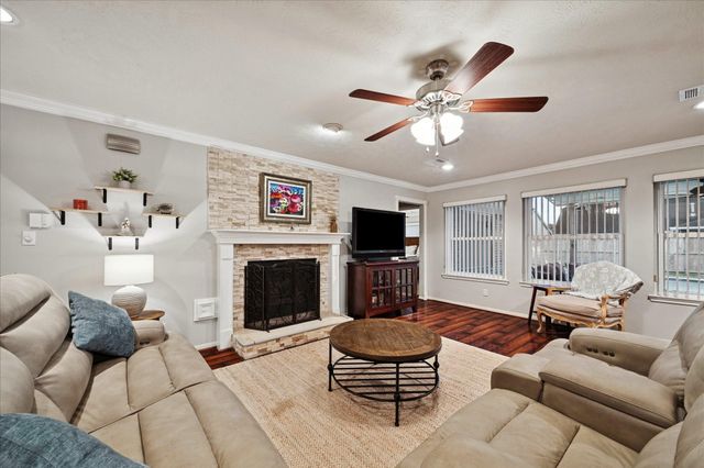 10900 Spruce Drive S, La Porte, TX 77571