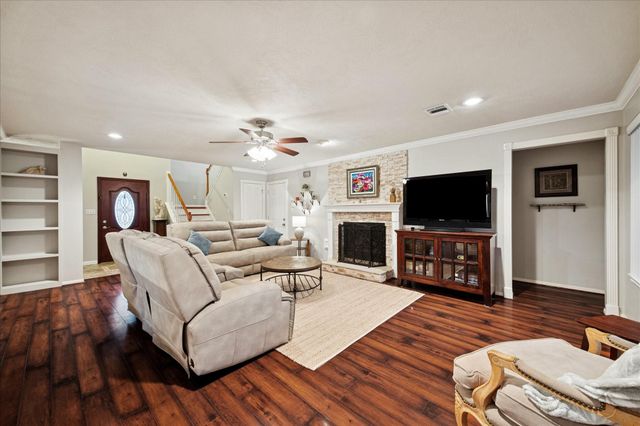 10900 Spruce Drive S, La Porte, TX 77571