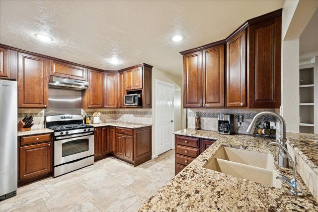 10900 Spruce Drive S, La Porte, TX 77571