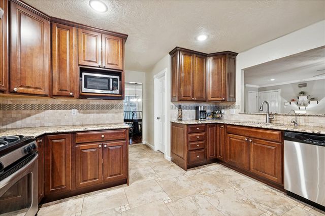 10900 Spruce Drive S, La Porte, TX 77571