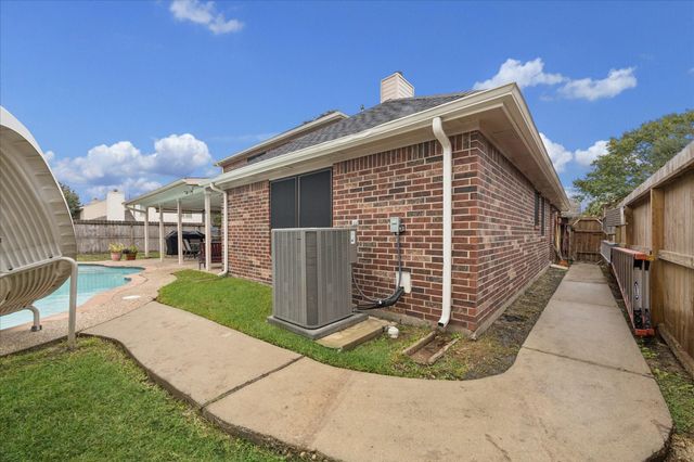10900 Spruce Drive S, La Porte, TX 77571