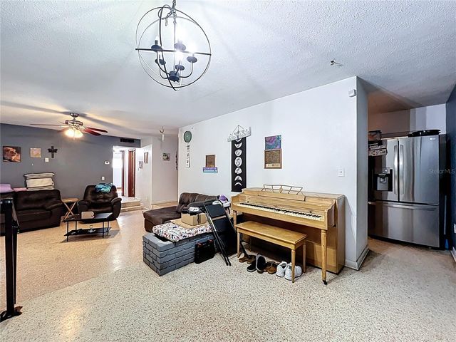 811 W LAKE MANN DRIVE, Orlando, FL 32805