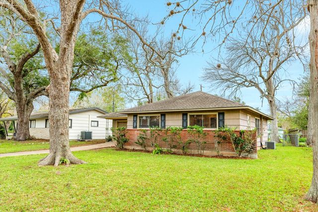103 Palm Lane, Lake Jackson, TX 77566