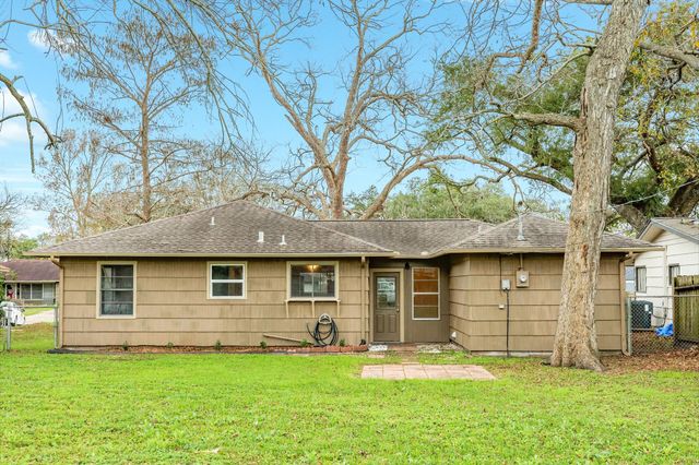 103 Palm Lane, Lake Jackson, TX 77566