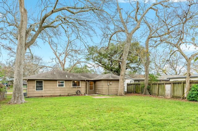103 Palm Lane, Lake Jackson, TX 77566