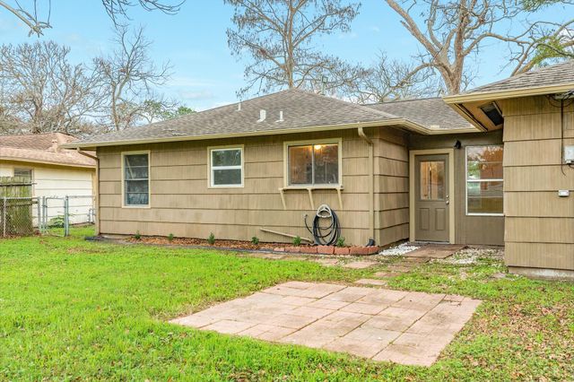 103 Palm Lane, Lake Jackson, TX 77566