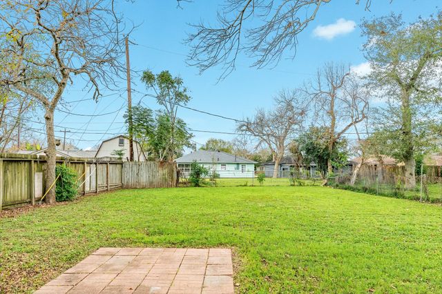 103 Palm Lane, Lake Jackson, TX 77566