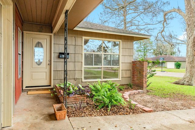 103 Palm Lane, Lake Jackson, TX 77566