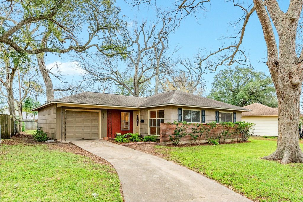 103 Palm Lane, Lake Jackson, TX 77566