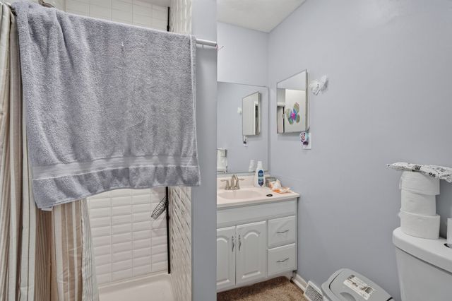 3903 Oakshire Road, Des Moines, IA 50310