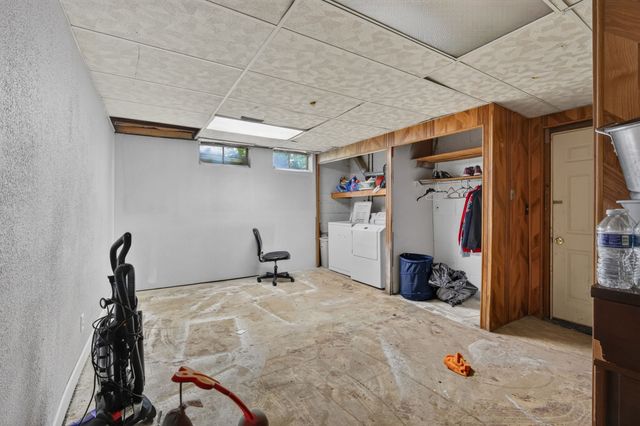 3903 Oakshire Road, Des Moines, IA 50310