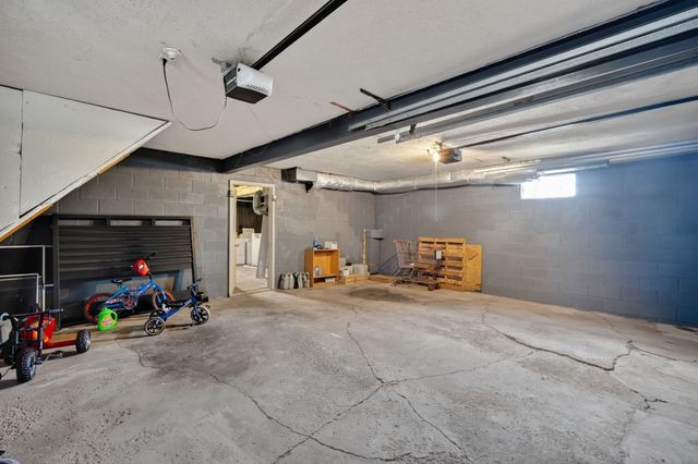 3903 Oakshire Road, Des Moines, IA 50310