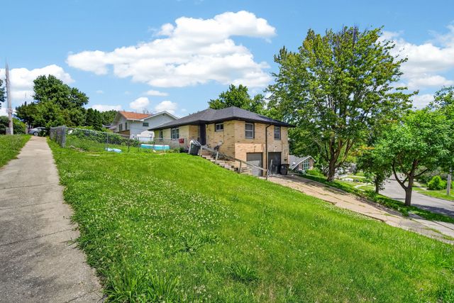 3903 Oakshire Road, Des Moines, IA 50310