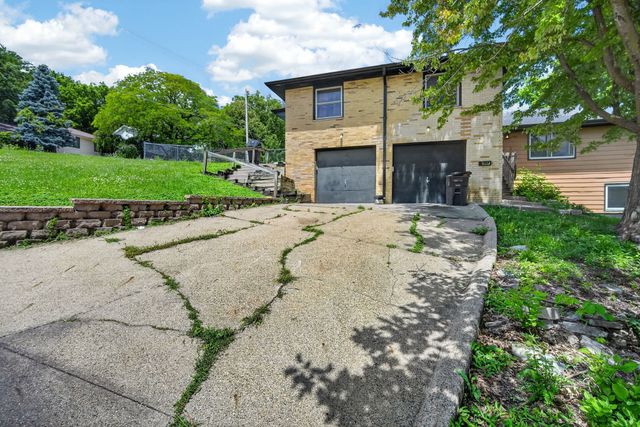 3903 Oakshire Road, Des Moines, IA 50310