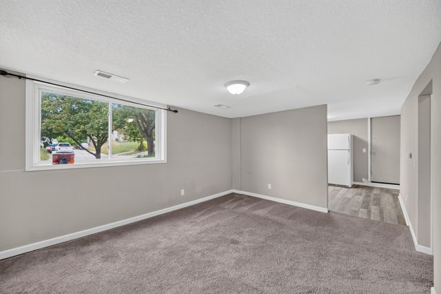 3903 Oakshire Road, Des Moines, IA 50310