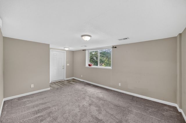 3903 Oakshire Road, Des Moines, IA 50310