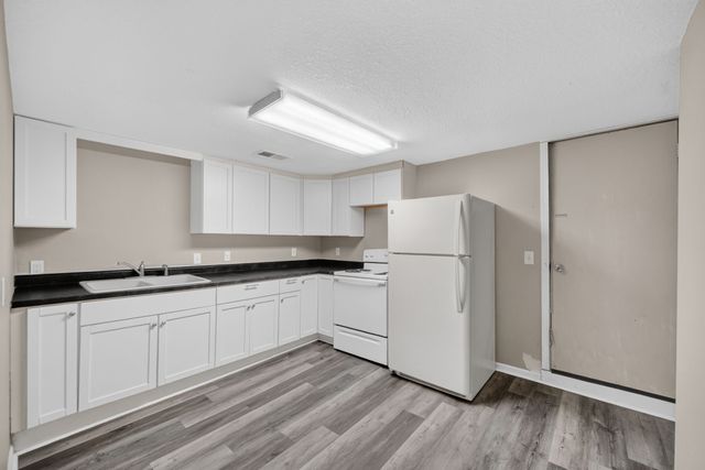 3903 Oakshire Road, Des Moines, IA 50310