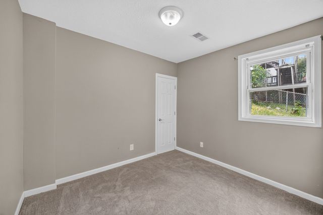 3903 Oakshire Road, Des Moines, IA 50310