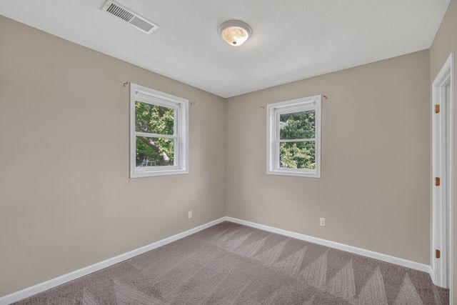 3903 Oakshire Road, Des Moines, IA 50310