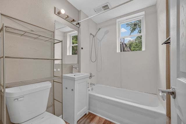 3903 Oakshire Road, Des Moines, IA 50310